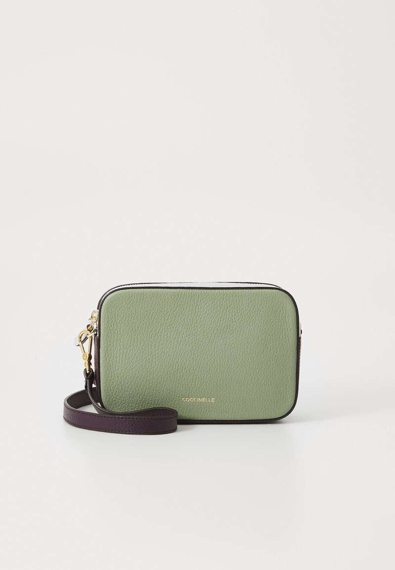 Borsa a tracolla verde in pelle con finitura textured, logo dorato e tracolla di un viola scuro a contrasto. Dotata di chiusura con zip e forma rettangolare.