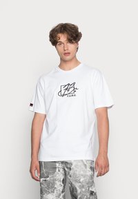 FUBU SCRIPT ESSENTIAL - Triko s� potiskem - white