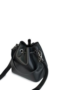 Borsa a secchiello in pelle nera con una texture liscia, chiusura con coulisse, dettagli in metallo argentato e tracolla staccabile.