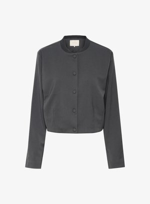 Giacca grigio scuro accorciata realizzata in tessuto liscio, con collo rotondo, chiusura a bottoni e maniche lunghe. Nessun motivo o dettaglio visibile.