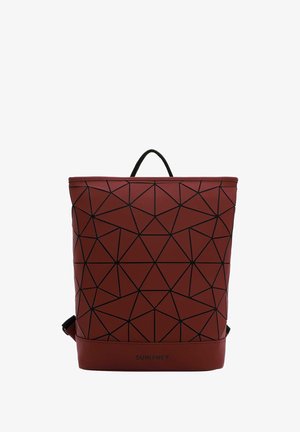 Rode rugzak met geometrisch patroon en een zwart driehoekig ontwerp. Gemaakt van glad synthetisch materiaal, met een bovenhandvat en verstelbare schouderbanden.