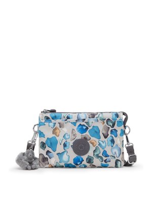 Bolso pequeño rectangular de bandolera con patrón abstracto en azul, gris y beige, parche redondo con logo, correa gris y llavero de mono de peluche gris.