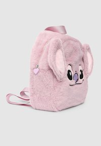 Zaino in peluche rosa con design a faccia di coniglio, forma rotonda, texture morbida, caratteristiche ricamate, zip con tirante a forma di cuore e spallacci rosa.