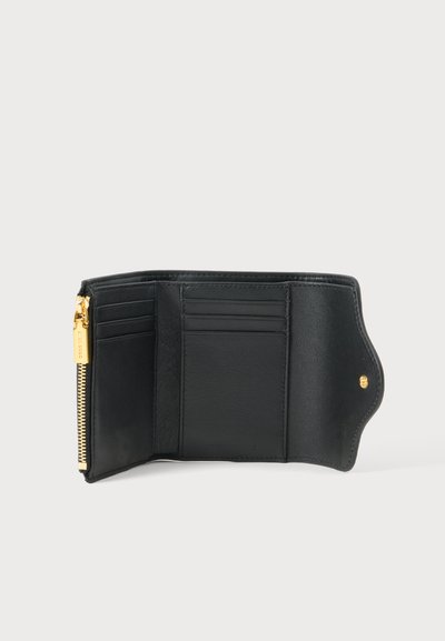 Portefeuille en cuir noir ouvert avec six emplacements pour cartes, un compartiment zippé avec fermeture éclair dorée et un rabat à bouton-pression.