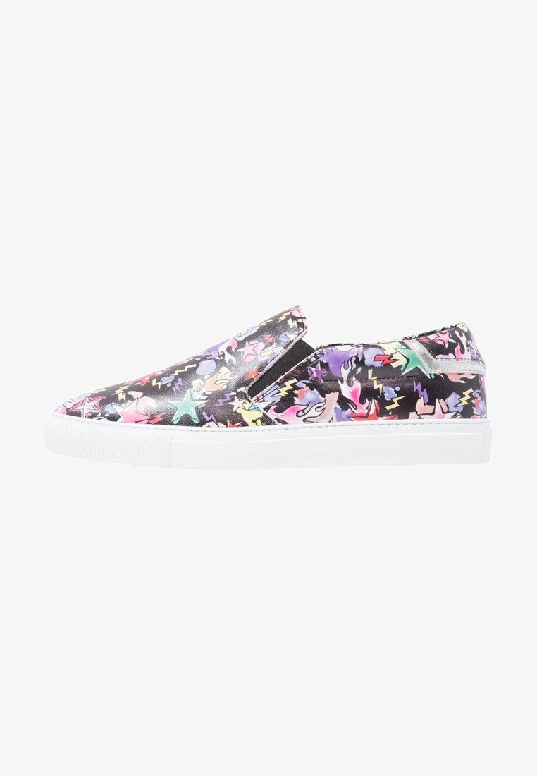 Baskets slip-on avec base noire, motifs étoile, flamme et éclair colorés, semelle blanche et panneaux latéraux élastiques.