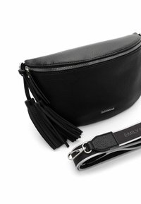 Zwarte leren crossbodytas met een gebogen vorm, decoratieve franjes, een zilveren rits en een verstelbare schouderband met het label "EMILY & NOAH."