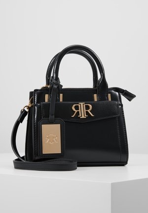 Sac à main en cuir noir avec poignées doubles, logo RT doré sur le devant, bandoulière amovible et étiquette dorée assortie sur un piédestal blanc.