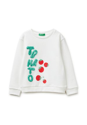 Weißes Sweatshirt mit grünen, strukturierten Buchstaben, die "TOMATO" vertikal buchstabieren, und fünf roten Tomatenillustrationen auf der Vorderseite.
