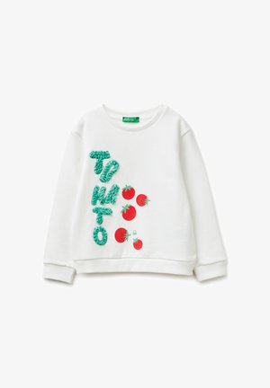 Sweat-shirt blanc avec des lettres texturées vertes formant verticalement le mot "TOMATO" et cinq illustrations de tomates rouges à l'avant.