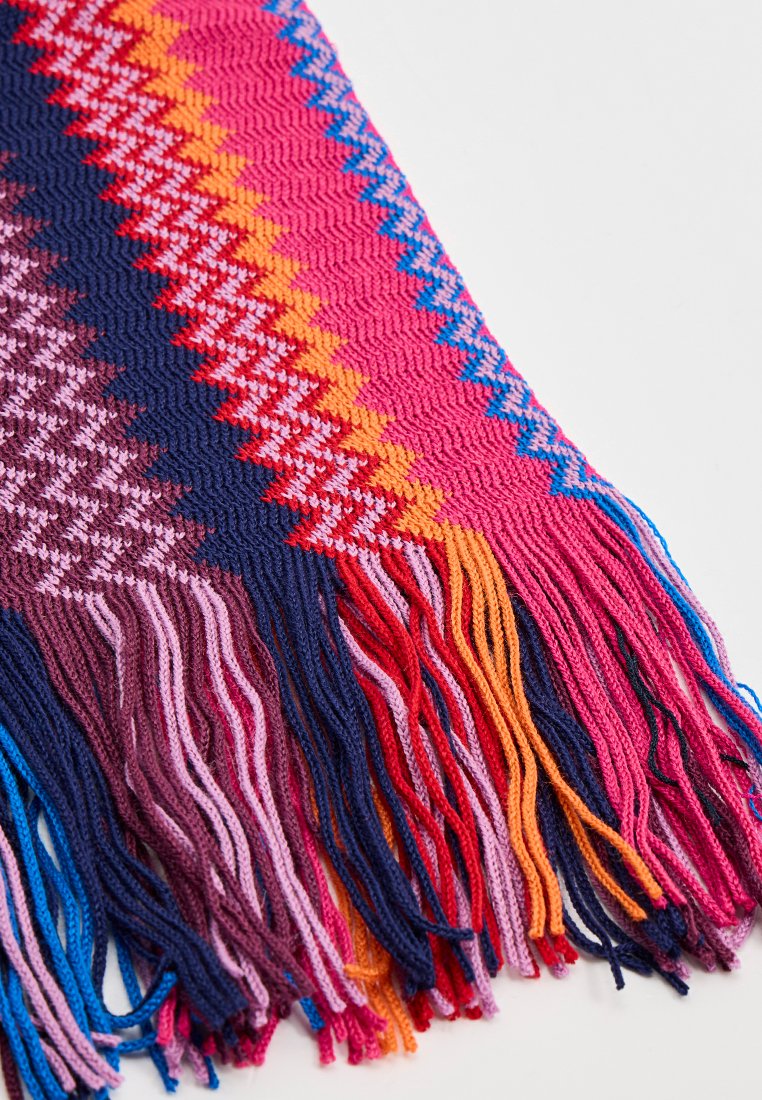 Bunte gewebte Schal mit einem Zickzackmuster in den Farbtönen Pink, Lila, Marineblau und Orange, mit langen, mehrfarbigen Fransen an den Enden.