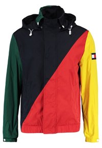 Veste à capuche pour homme avec design en blocs de couleurs vert, noir, rouge et jaune, dotée d'une fermeture éclair frontale, d'une capuche avec cordon de serrage, et d'un écusson logo sur la manche jaune.
