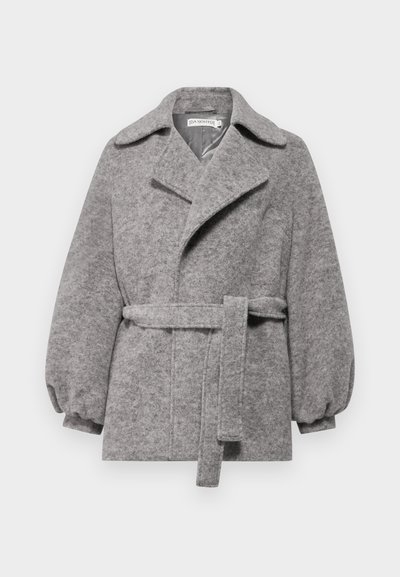 Grå ullmixkappa med midjebälte, bred krage och ballongärmar. Mjuk textur med rak passform och framknäppning.