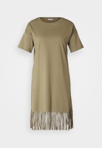 Kortärmad olivgrön klänning med rund halsringning och fransdetaljer längs nederkanten.
