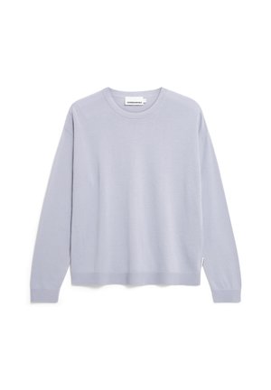 Lichtgrijze trui met lange mouwen van zachte stof, met een ronde hals en ribbelmanchetten en -zoom. Eenvoudig, naadloos ontwerp.