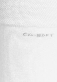 Weißer, weicher Stoff mit einer glatten Textur, der am Rand den Text "CA-SOFT" in kleinen, hellgrauen Buchstaben zeigt.