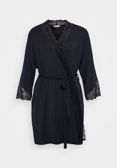 Svart kappe med blonderdetaljer på ermene og brystet, med innpakningsdesign og matchende belte for lukking. Myk tekstur.