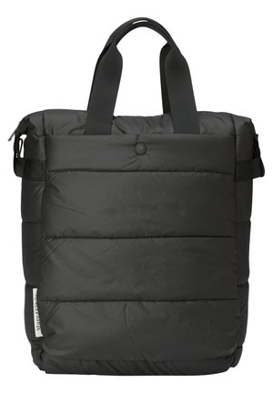 Sac cabas matelassé noir avec deux poignées courtes, une poche avant à bouton-pression et une petite étiquette de marque blanche sur le bas.