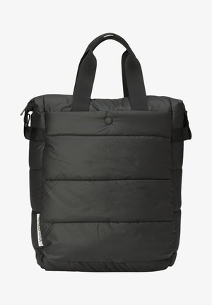 Zwarte gewatteerde draagtas met twee korte handvatten, een voorvak met drukknoop en een klein wit merkje aan de onderkant.