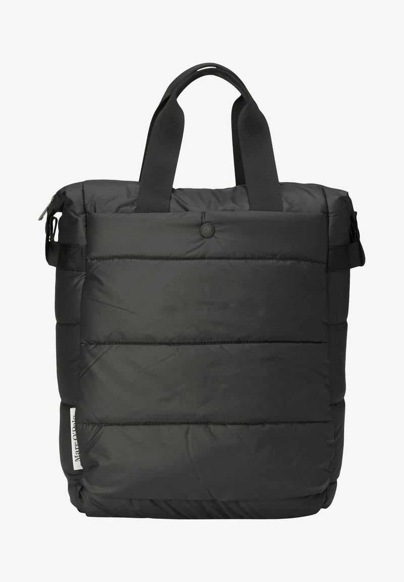 Sac cabas matelassé noir avec deux poignées courtes, une poche avant à bouton-pression et une petite étiquette de marque blanche sur le bas.