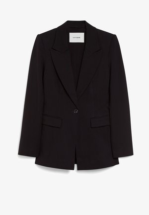 Blazer negro con solapas afiladas, un solo botón y dos bolsillos frontales. Tejido suave con silueta estructurada y detalles de costura sutiles.