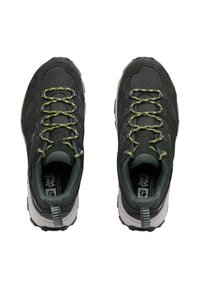 Scarpe da escursionismo nere con accenti verdi e lacci gialli, dotate di una parte superiore testurizzata, collo imbottito e suola resistente per una buona trazione.