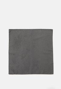 Szary prostokątny podkładka stołowa z fakturowanym wzorem małych diamentów. Krawędzie starannie wykończone. Odpowiednia do powierzchni stołowych.