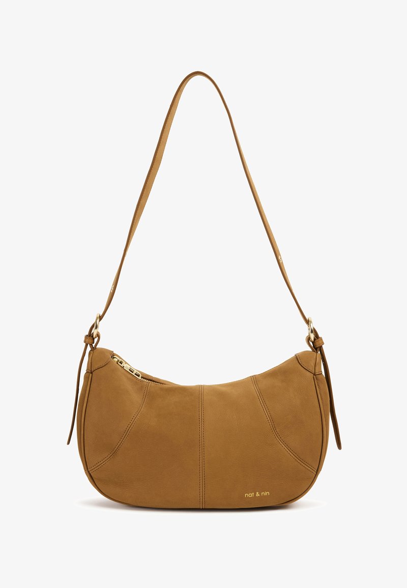 Sac à bandoulière en cuir marron clair avec une forme incurvée, fermeture à glissière et une longue sangle. Présente des coutures discrètes et un accent logo doré.