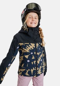 Skijacke mit schwarzer Kapuze und Ärmeln, geometrischem braunem und marineblauem Muster, Frontreißverschluss und passenden rosa Skihosen.