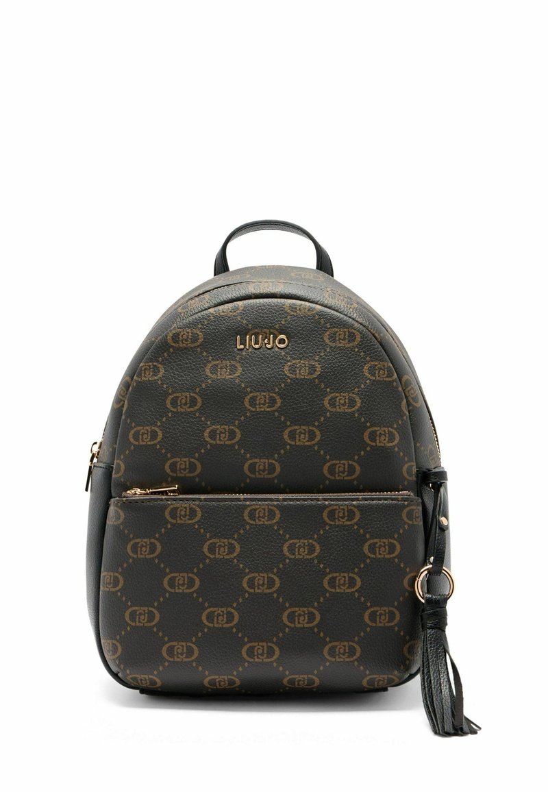 Zwarte leren rugzak met monogram patroon, ronde vorm, gouden hardware accenten en een voorvak met ritssluiting met franjes detail.