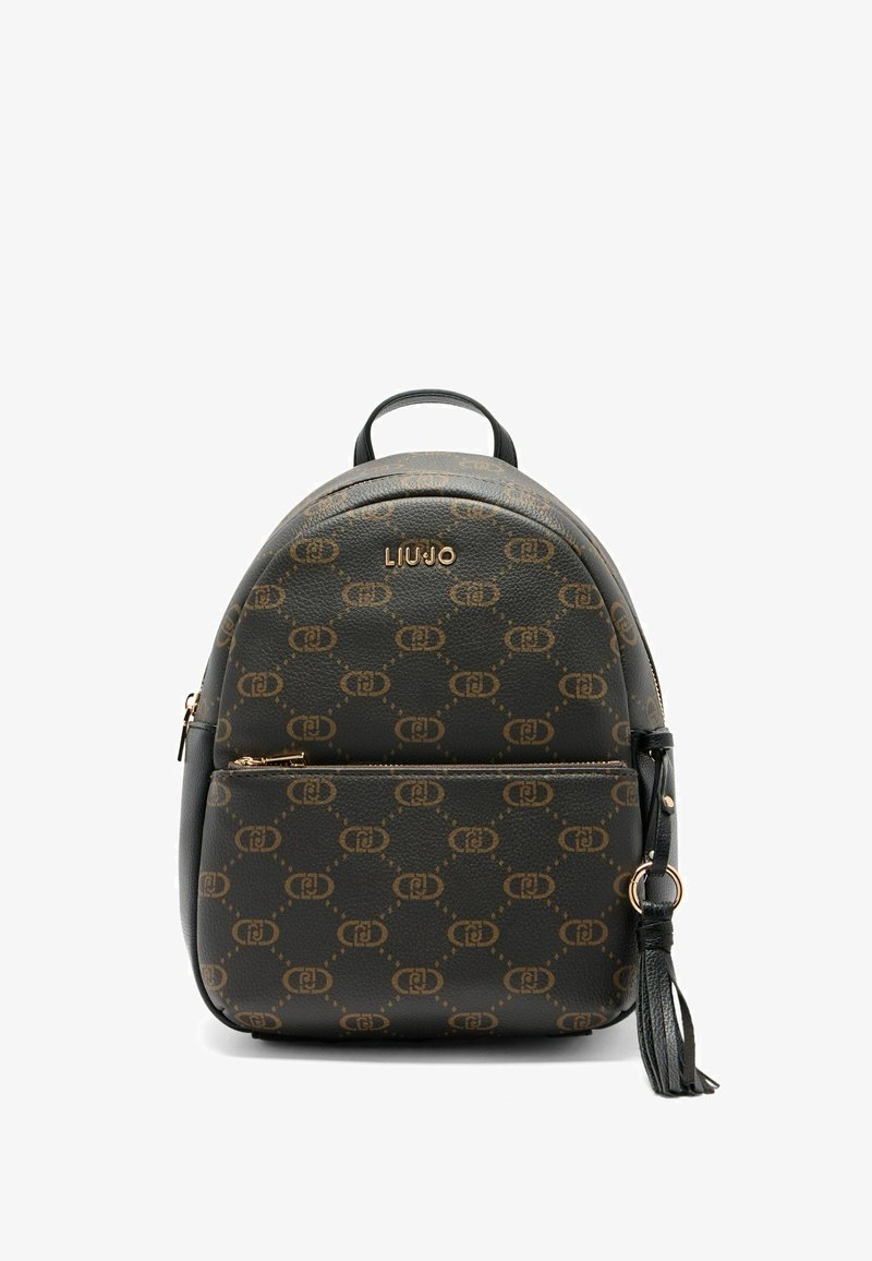 Zaino in pelle nera con motivo monogram, forma arrotondata, dettagli in hardware dorato e tasca frontale con zip e dettaglio a frange.