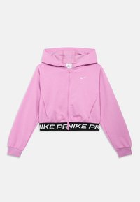 Sudadera rosa con cremallera y diseño corto, que presenta una banda negra con letras "NIKE", mangas largas y capucha. Textura suave.