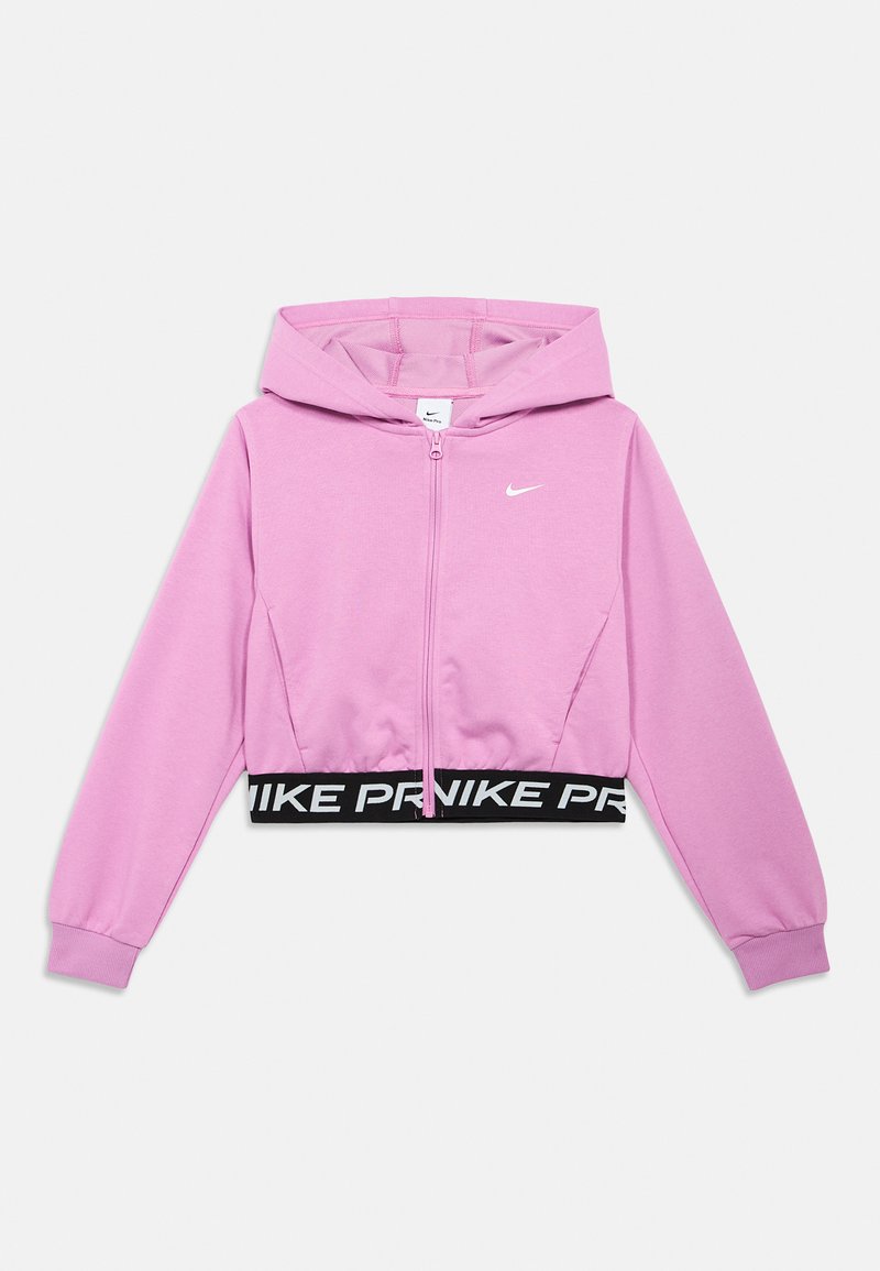 Sudadera rosa con cremallera y diseño corto, que presenta una banda negra con letras "NIKE", mangas largas y capucha. Textura suave.