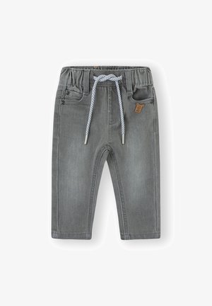 Pantalones de mezclilla gris con cintura elástica, cordón ajustable, diseño de cinco bolsillos y un pequeño logo de oso marrón como acento.