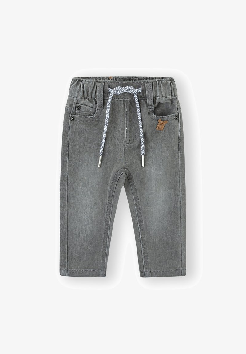 Pantalones de mezclilla gris con cintura elástica, cordón ajustable, diseño de cinco bolsillos y un pequeño logo de oso marrón como acento.