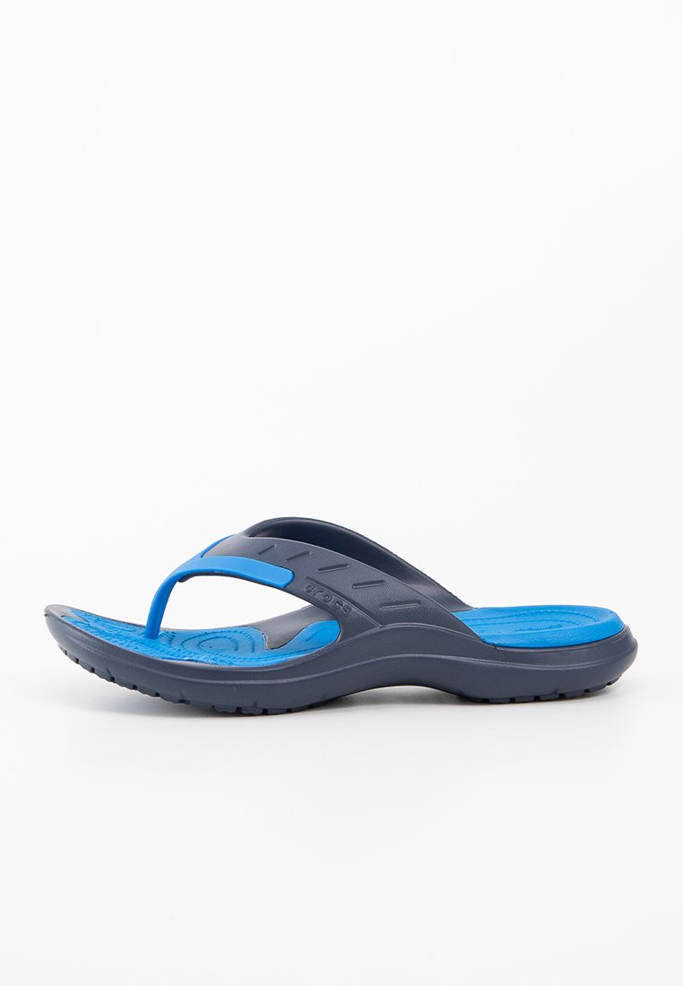 Blauwe en grijze flip-flop sandaal met een gemolde rubberen zool, een gestructureerde voetbed en V-vormige banden voor minimale voetbedekking.