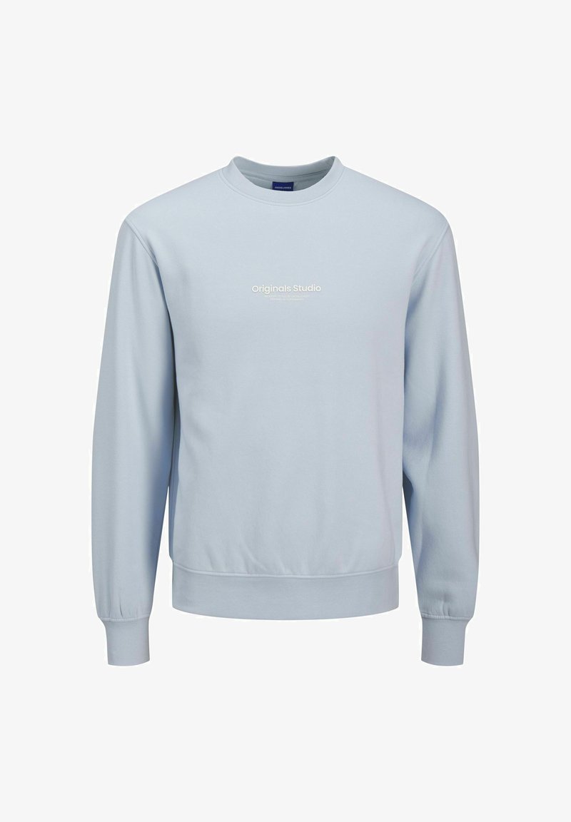 Sudadera de cuello redondo en azul claro, hecha de una suave mezcla de algodón. Cuenta con puños y dobladillo acanalados, con el logo "Originals Studio" en blanco en el pecho.