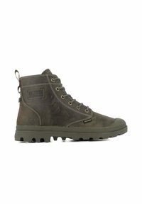 Bottes montantes en vert olive, fabriquées en cuir texturé avec une semelle en caoutchouc, présentant des œillets en métal et un écusson logo sur le côté.