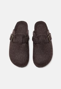 Pier One UNISEX - Slippers - brown