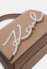 KARL LAGERFELD SIGNATURE - Ručna torba - mushroom brown