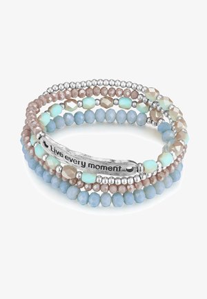Bracciale a più fili con perle in azzurro chiaro, verde menta e rosa tenue, con accenti argentati e una placca argentata incisa con la frase "Vivi ogni momento".