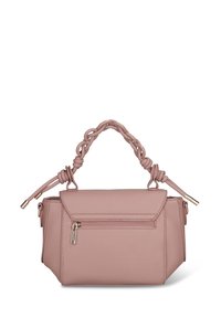 Borsa a tracolla in ecopelle rosa chiaro con manico superiore intrecciato e tasca frontale con cerniera. Presenta linee eleganti e un design strutturato.