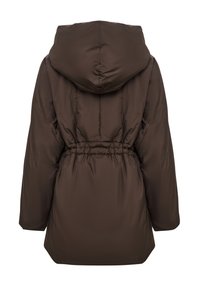 Bruine geïsoleerde pufferjas met een capuchon, een trekkoord in de taille en elastische manchetten. Glad oppervlak en minimale stikseldetails op de achterkant.