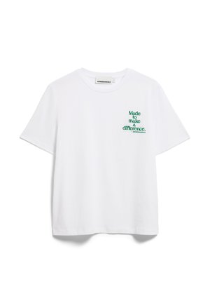 T-shirt bianco a maniche corte con testo verde "Fatto per fare la differenza." sul lato sinistro del petto e scollatura rotonda.