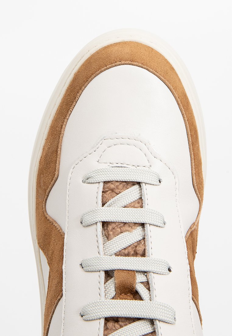 Weiße Leder-Sneaker mit tanfarbenen Wildlederakzenten, strukturiertem braunem Stoff an der Zunge und hellgrauen Schnürsenkeln. Runde Zehenform.
