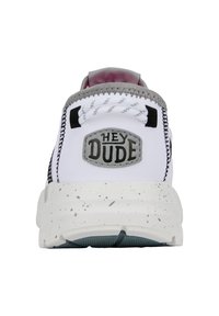 Sneaker bianco con accenti grigi, suola punteggiata e tessuto testurizzato. Presenta il logo "HEY DUDE" sul tallone e dettagli del lacci a motivo.