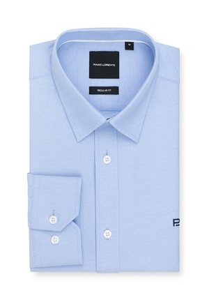 Jasnoniebieska koszula w regularnym kroju wykonana z tkaniny tkanej. Posiada złożony kołnierzyk, zapięcie na guziki z przodu, pojedynczy guzik na mankiecie oraz detal z logo na rękawie.