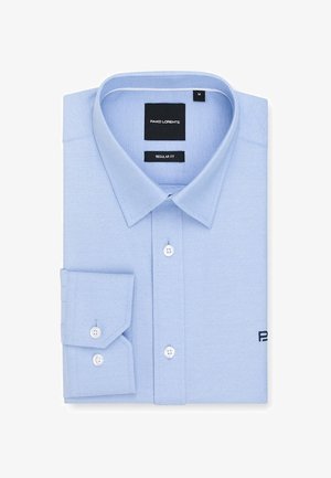 Jasnoniebieska koszula w regularnym kroju wykonana z tkaniny tkanej. Posiada złożony kołnierzyk, zapięcie na guziki z przodu, pojedynczy guzik na mankiecie oraz detal z logo na rękawie.