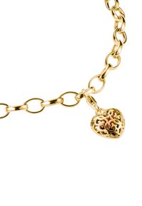 Goldene Kettenarmband mit großen ovalen Gliedern, verziert mit einem filigranen Herzanhänger in Gold und roten Akzenten.