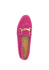 Fuchsia suede loafers met een goudkleurige kettingdetail, ronde neus en geperforeerde binnenzool. Merkennaam 'Gabor' gedrukt op de binnenzool.