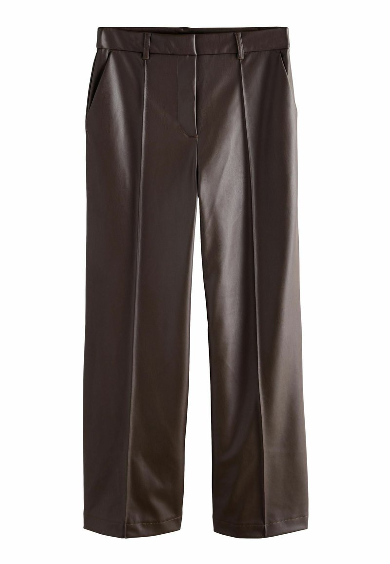 Pantalones de imitacion de cuero marrones de pernera ancha con un frente plano, dos bolsillos laterales y detalles cosidos a lo largo de las piernas.